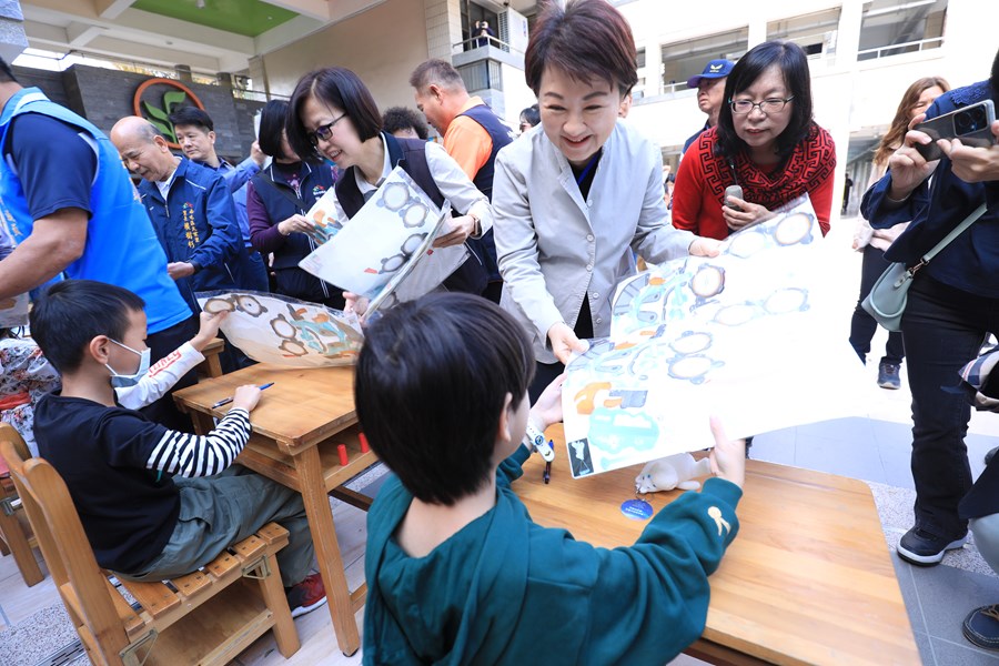 陪你長大~木製課桌椅環保再利用學生領用活動--TSAI (17)