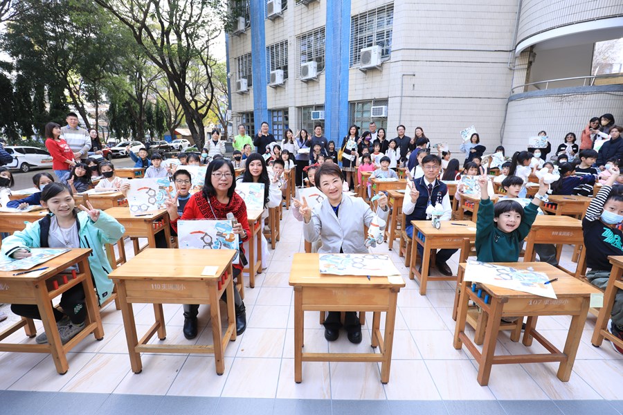 陪你長大~木製課桌椅環保再利用學生領用活動--TSAI (20)