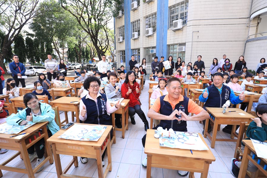 陪你長大~木製課桌椅環保再利用學生領用活動--TSAI (21)