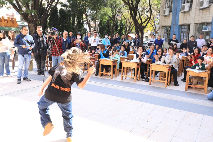 陪你長大~木製課桌椅環保再利用學生領用活動--TSAI (23)