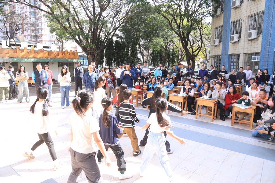 陪你長大~木製課桌椅環保再利用學生領用活動--TSAI (25)