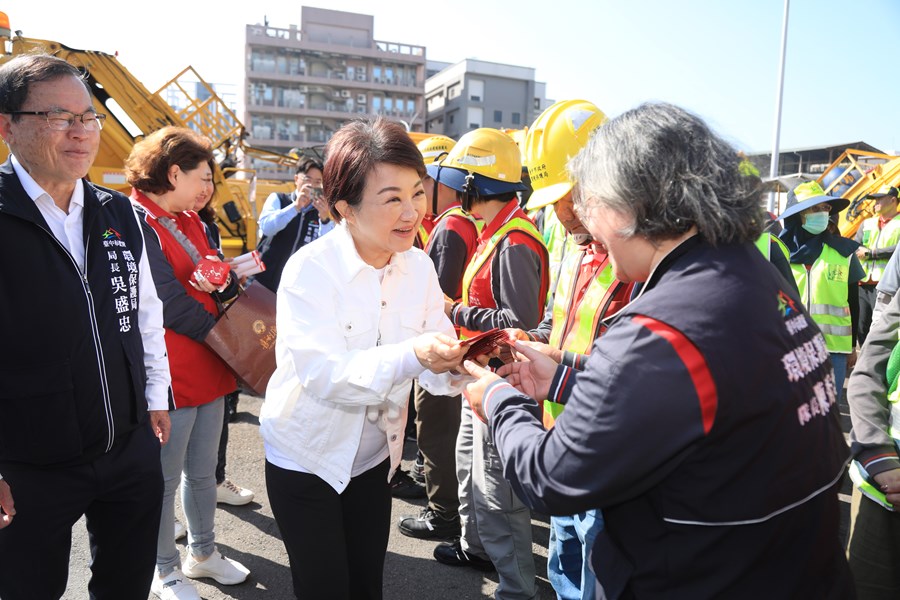 盧市長年節慰問清潔人員--TSAI (5)