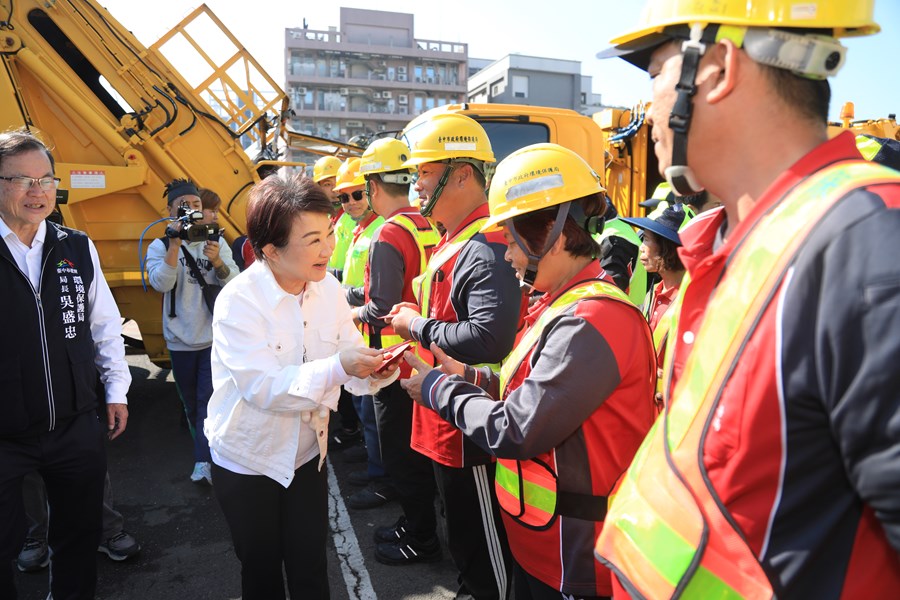 盧市長年節慰問清潔人員--TSAI (22)