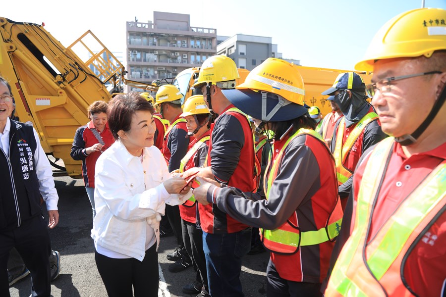盧市長年節慰問清潔人員--TSAI (25)