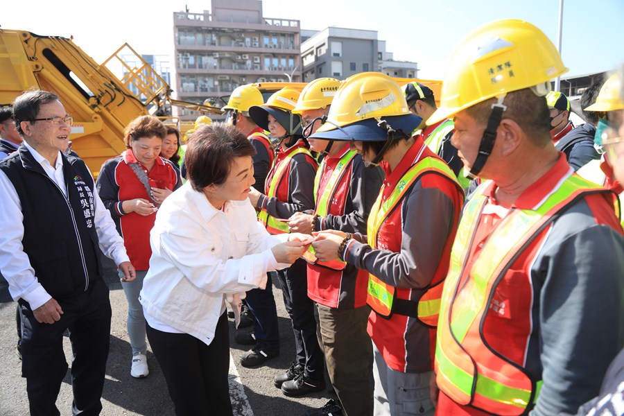 盧市長年節慰問清潔人員--TSAI (26)