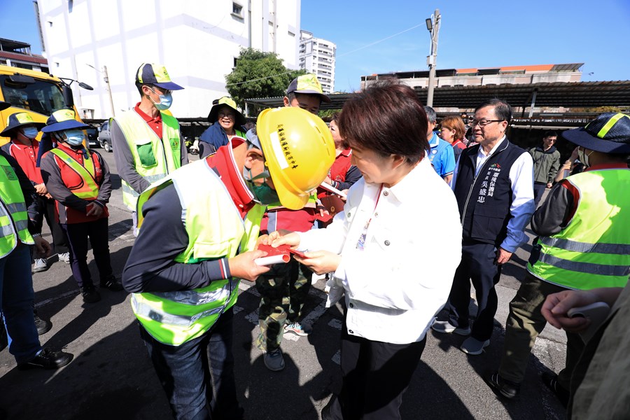 盧市長年節慰問清潔人員--TSAI (27)