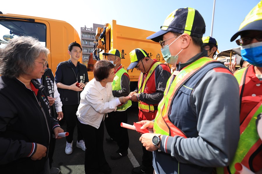 盧市長年節慰問清潔人員--TSAI (29)