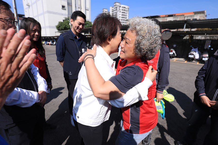 盧市長年節慰問清潔人員--TSAI (45)