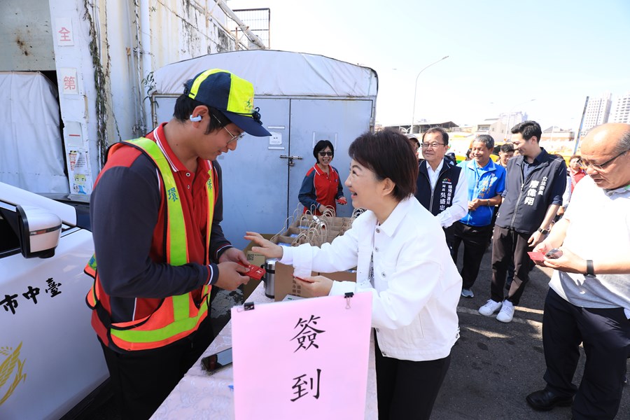 盧市長年節慰問清潔人員--TSAI (46)