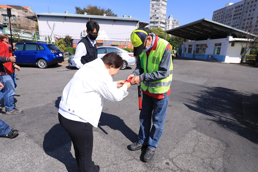 盧市長年節慰問清潔人員--TSAI (47)
