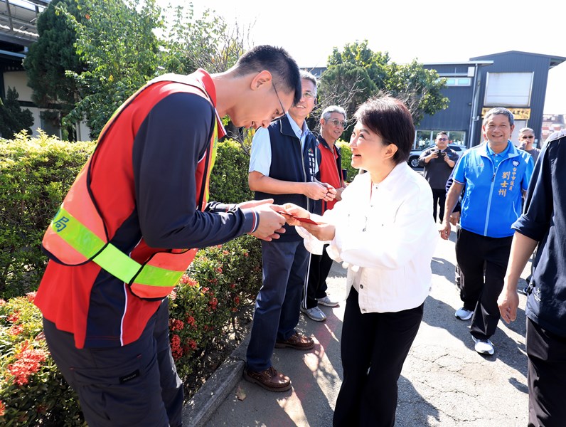 盧市長年節慰問清潔人員--TSAI (49)