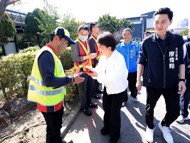 盧市長年節慰問清潔人員--TSAI (50)