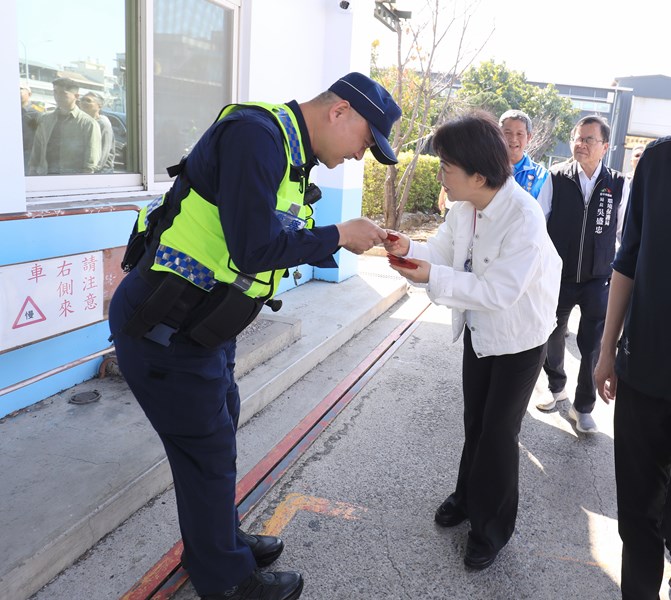 盧市長年節慰問清潔人員--TSAI (51)