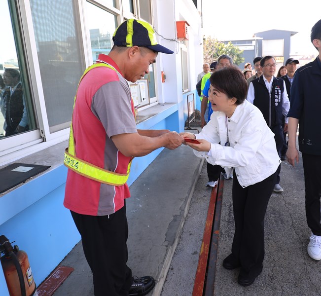 盧市長年節慰問清潔人員--TSAI (55)