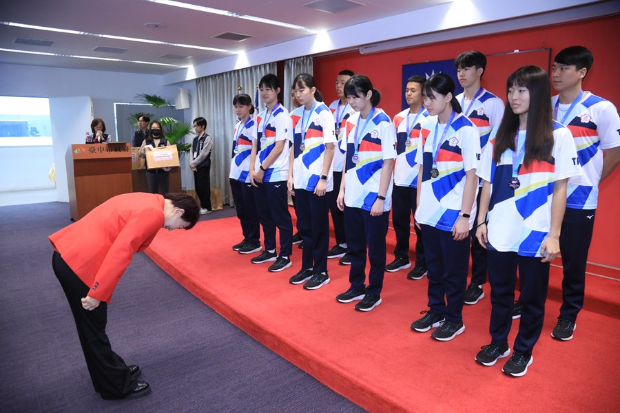 表揚本市參加2025世界中學生U15排球錦標賽榮獲兩面銀牌優秀選手與教練