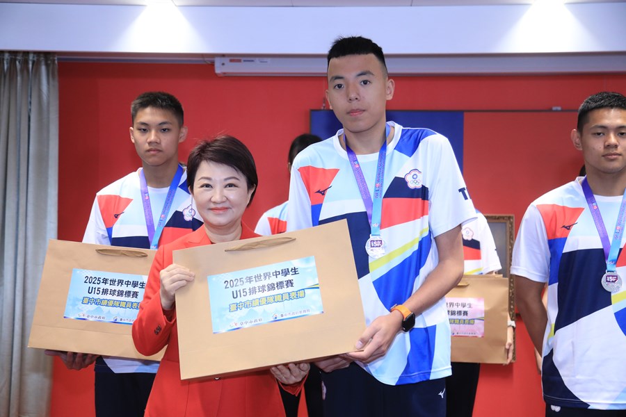表揚本市參加2025世界中學生U15排球錦標賽榮獲兩面銀牌優秀選手與教練--男子組銀牌--豐原高商  陳庭立 選手