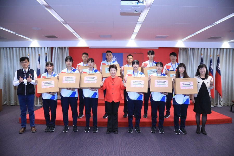 表揚本市參加2025世界中學生U15排球錦標賽榮獲兩面銀牌優秀選手與教練--與市長大合照