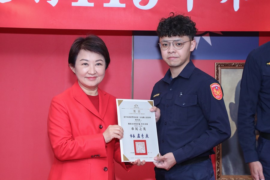 市長表揚成功攔阻民眾遭詐騙的優秀警員