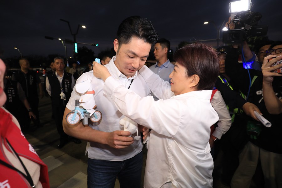 盧市長陪同蔣萬安市長參訪中台灣燈會--TSAI (2)