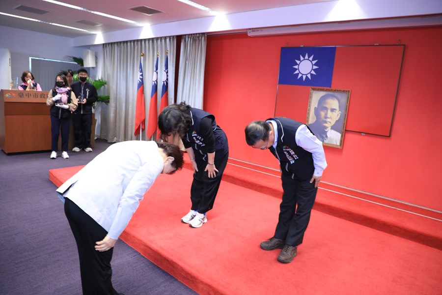 頒獎--致贈本府服務滿40年以上獎座