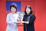 頒獎--致贈本府服務滿40年以上獎座--社會局  廖靜芝局長