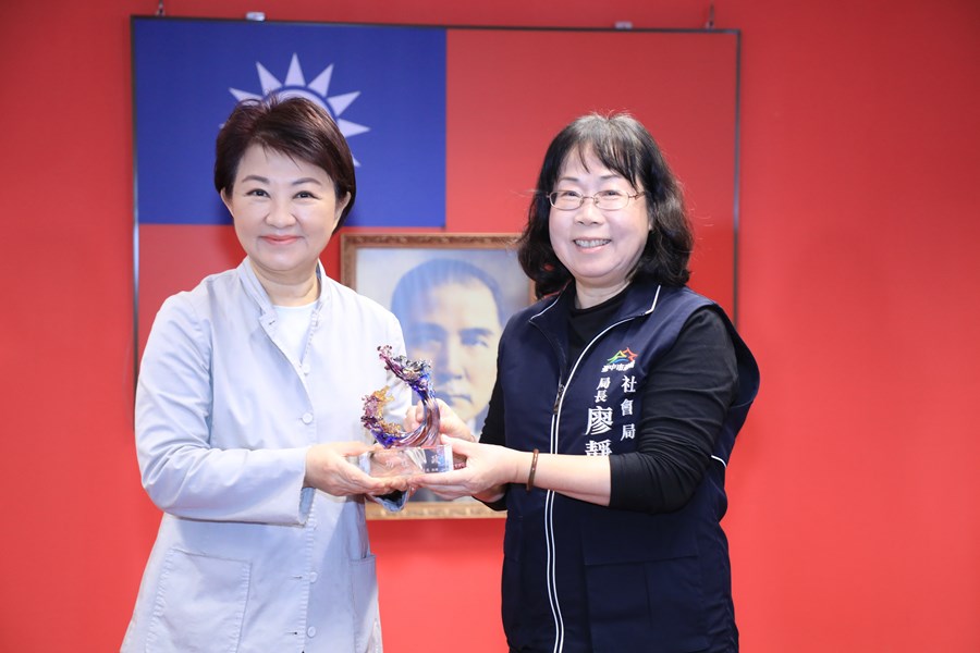 頒獎--致贈本府服務滿40年以上獎座--社會局  廖靜芝局長