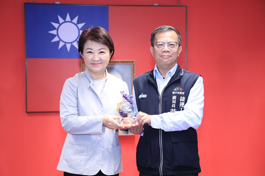 頒獎--致贈本府服務滿40年以上獎座--捷工局  黃順秋副局長