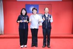 頒獎--致贈本府服務滿40年以上獎座--社會局廖靜芝局長(左一)及捷工局黃順秋副局長(右一)與盧市長合照