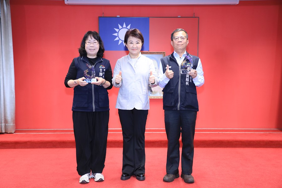 頒獎--致贈本府服務滿40年以上獎座--社會局廖靜芝局長(左一)及捷工局黃順秋副局長(右一)與盧市長合照