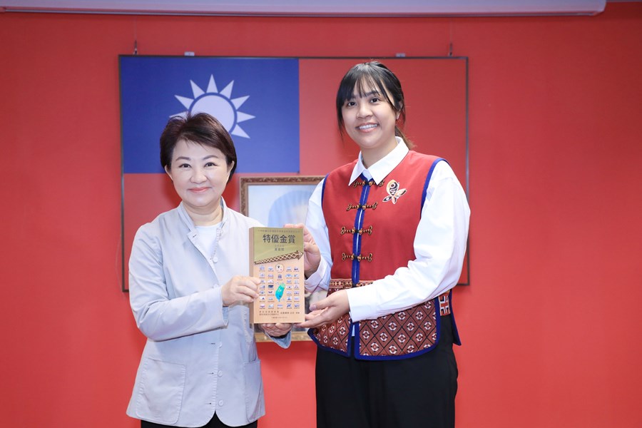 頒獎--原住民族委員會114年輔導全國原住民族文化館整合計畫個人獎特優金賞--臺中市原住民族文化館--董宜佳