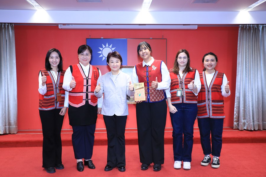 頒獎--原住民族委員會114年輔導全國原住民族文化館整合計畫個人獎特優金賞--臺中市原住民族文化館--與市長大合照