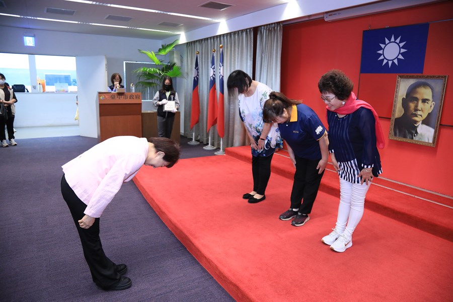 表揚本府社會局輔導之社區照顧關懷據點榮獲衛服部114社區金點獎佳績-