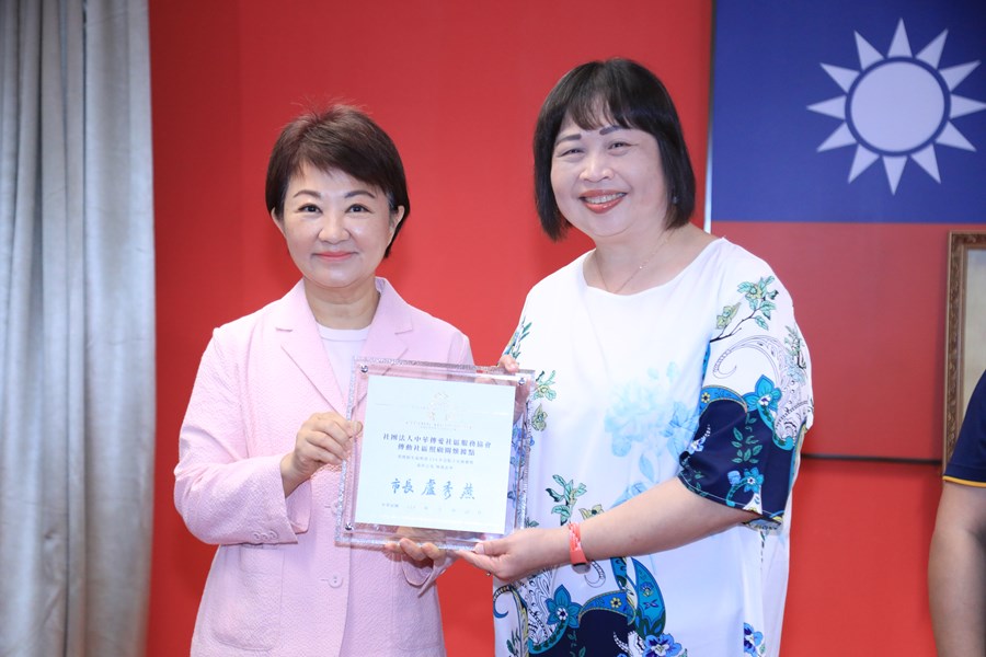 表揚本府社會局輔導之社區照顧關懷據點榮獲衛服部114社區金點獎佳績--團體獎金點之星--中華傳愛社區服務協會  楊惠琳秘書長