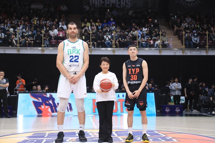 職籃桃園璞園領航猿台中洲際迷你蛋賽事開球儀式--TSAI (1)