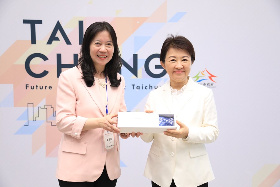 華僑救國聯合總會童惠珍理事長一行蒞府拜會--TSAI (1)