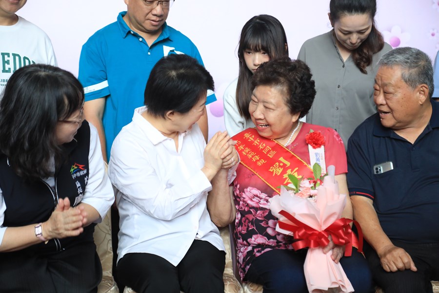 台中市115年度模範母親與市長有約合照活動--TSAI (7)