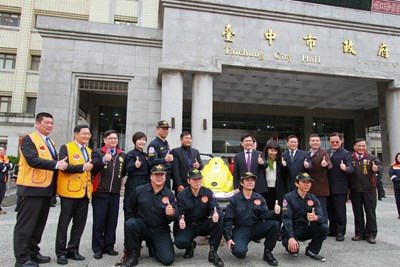 西子灣沙灘會館致贈三棲特搜義消分隊水上摩托車
