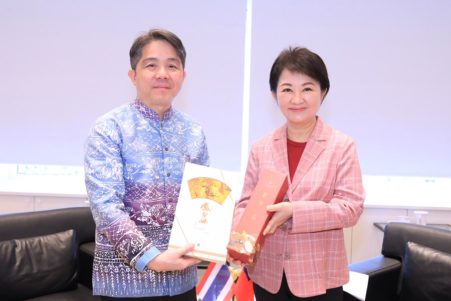 泰國經貿辦事處文那隆代表率團蒞府拜會--TSAI (1)