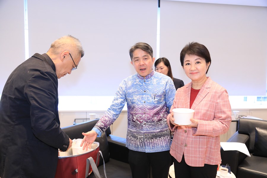 泰國經貿辦事處文那隆代表率團蒞府拜會--TSAI (5)