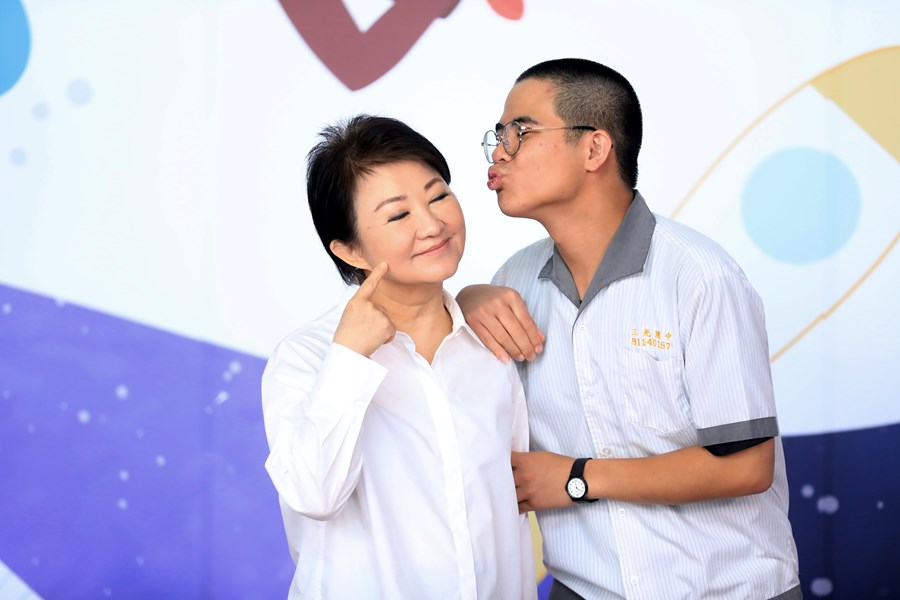 台中市高級中等以下學校畢業生市長獎合影---TSAI (1)
