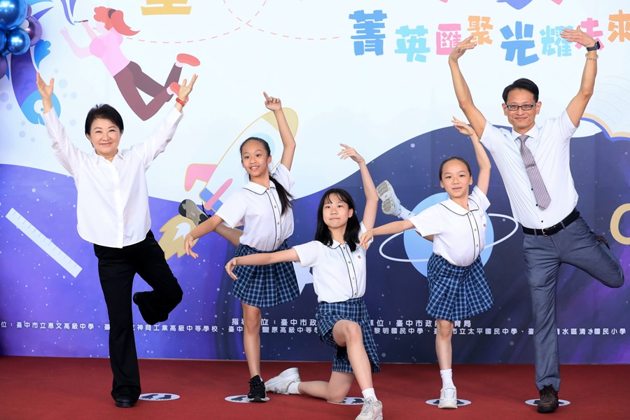 台中市高級中等以下學校畢業生市長獎合影---TSAI (7)