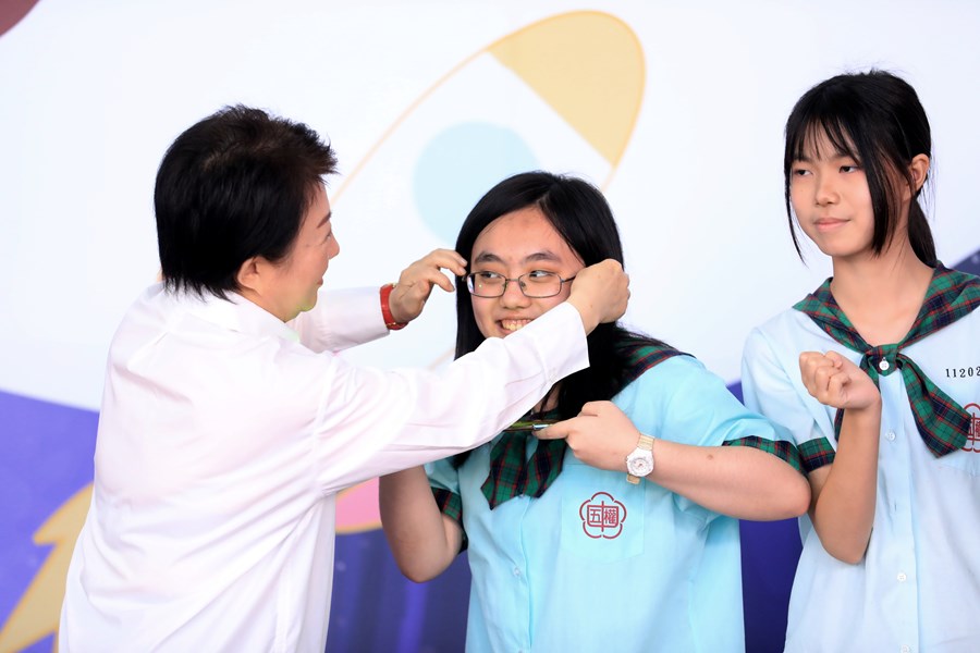 台中市高級中等以下學校畢業生市長獎合影---TSAI (8)