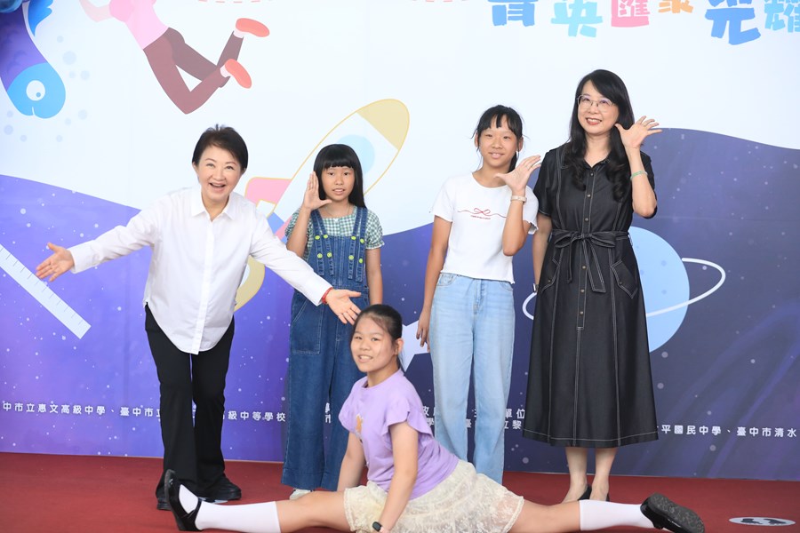 台中市高級中等以下學校畢業生市長獎合影---TSAI (19)