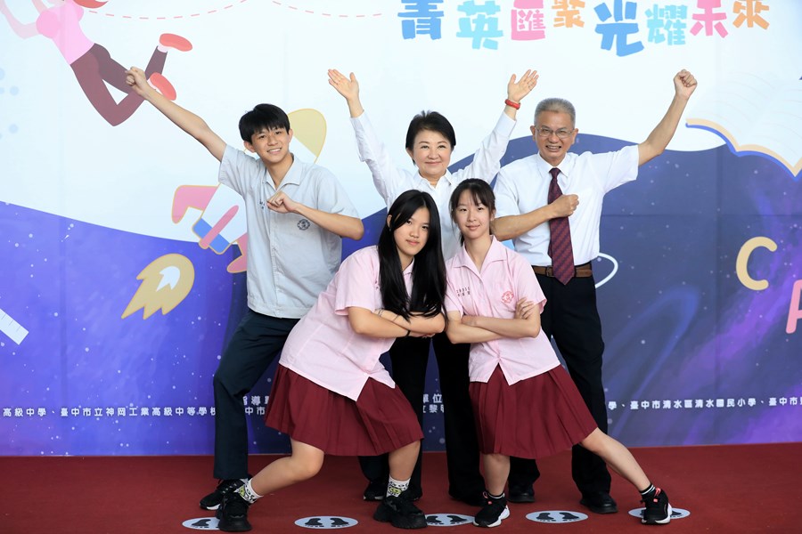 台中市高級中等以下學校畢業生市長獎合影---TSAI (20)