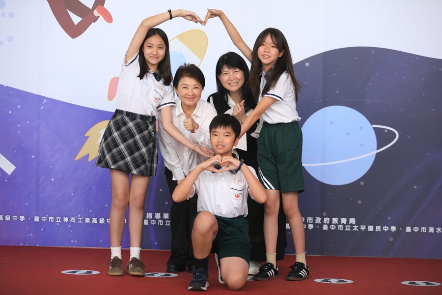台中市高級中等以下學校畢業生市長獎合影---TSAI (23)