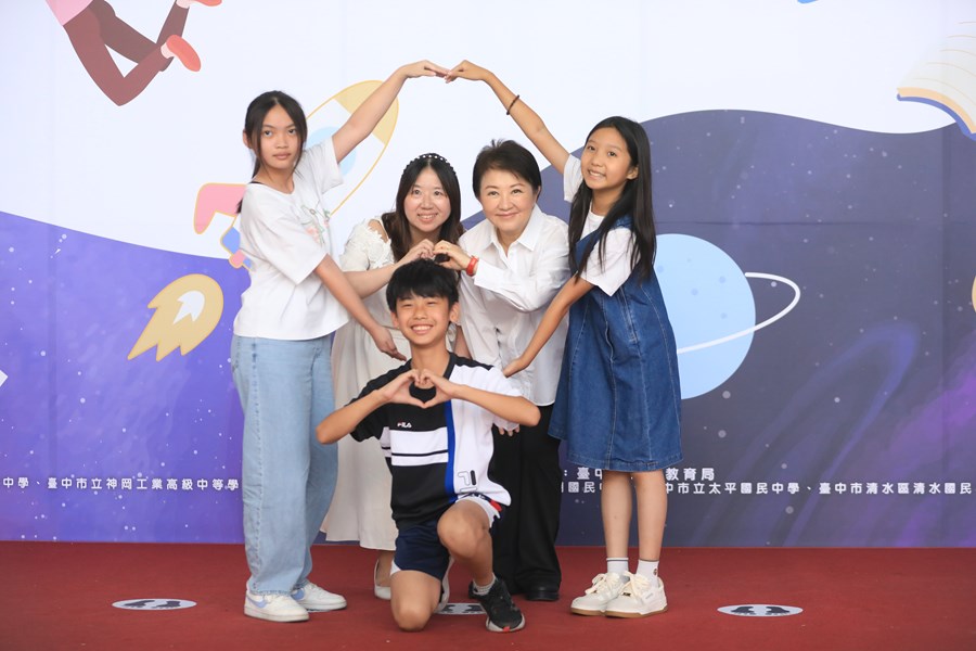 台中市高級中等以下學校畢業生市長獎合影---TSAI (24)