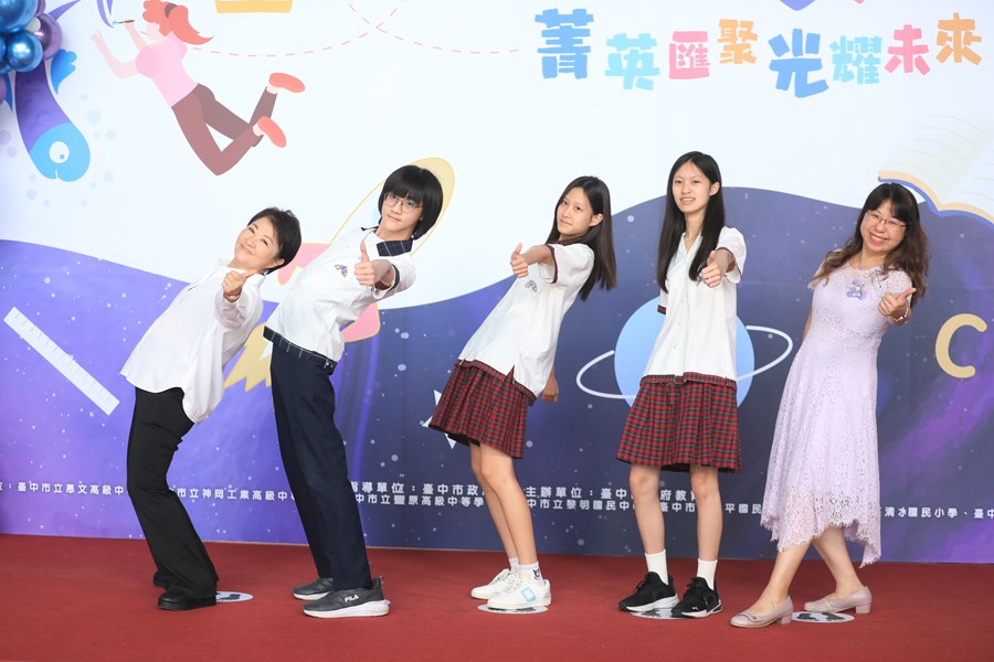 台中市高級中等以下學校畢業生市長獎合影---TSAI (26)