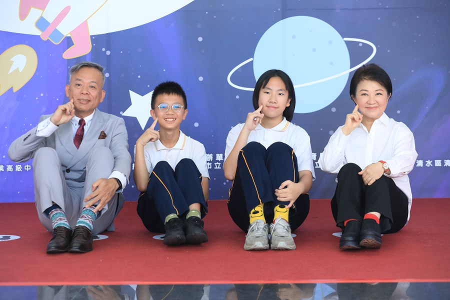 台中市高級中等以下學校畢業生市長獎合影---TSAI (2)