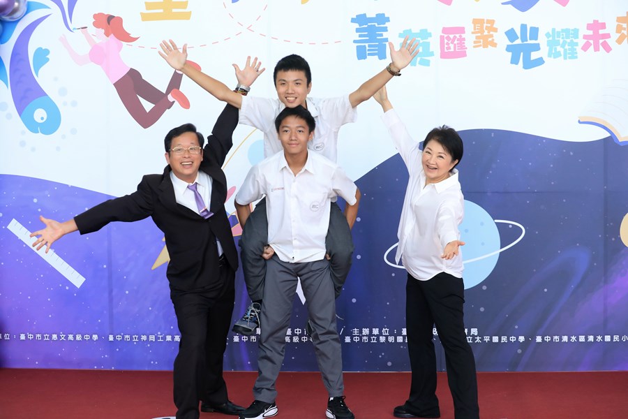 台中市高級中等以下學校畢業生市長獎合影---TSAI (4)