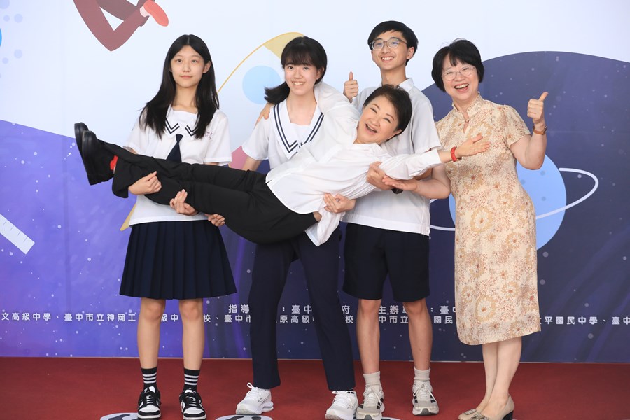 台中市高級中等以下學校畢業生市長獎合影---TSAI (5)